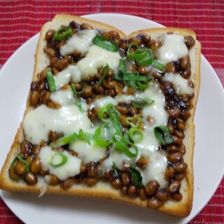 パンで朝食♪納豆と海苔の佃煮トースト